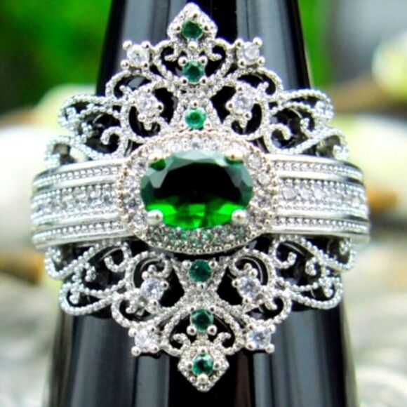 Elegant Silver Emerald Gemstone Ring size 8 - Picture 4 of 8